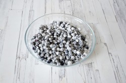 Песочный пирог с черникой и творогом - шаг 10