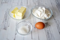 Песочный пирог с черникой и творогом - шаг 1