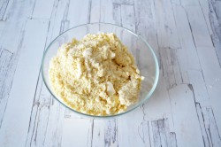 Песочный пирог с черникой и творогом - шаг 3