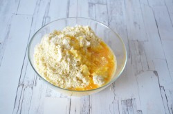 Песочный пирог с черникой и творогом - шаг 4