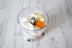 Песочный пирог с черникой и творогом - шаг 7