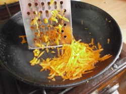 Пестрая картошка морковью и луком