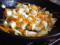 Пестрая картошка морковью и луком