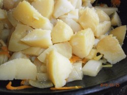 Пестрая картошка морковью и луком