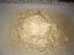 название картинки Пицца к пиву с сыром, колбасой и грибами