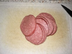 название картинки Пицца к пиву с сыром, колбасой и грибами