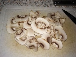 название картинки Пицца к пиву с сыром, колбасой и грибами