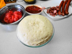 название картинки Пицца Кальцоне с копчеными колбасками и грибами