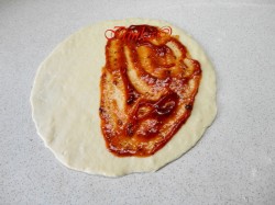 название картинки Пицца Кальцоне с копчеными колбасками и грибами