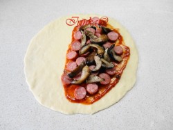 название картинки Пицца Кальцоне с копчеными колбасками и грибами