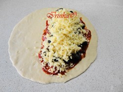 название картинки Пицца Кальцоне с копчеными колбасками и грибами