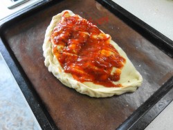 название картинки Пицца Кальцоне с копчеными колбасками и грибами