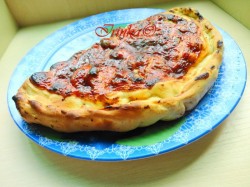 название картинки Пицца Кальцоне с копчеными колбасками и грибами