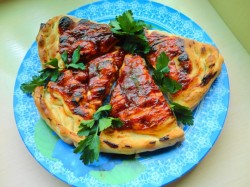 название картинки Пицца Кальцоне с копчеными колбасками и грибами