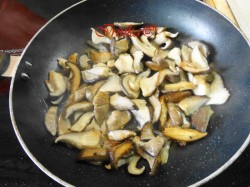 название картинки Пицца Кальцоне с копчеными колбасками и грибами