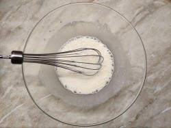 Пицца на кефире без дрожжей в духовке - шаг 2