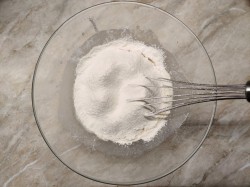 Пицца на кефире без дрожжей в духовке - шаг 3