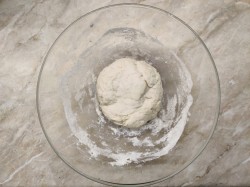 Пицца на кефире без дрожжей в духовке - шаг 4