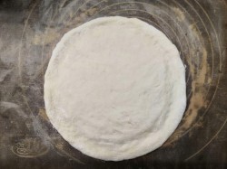 Пицца на кефире без дрожжей в духовке - шаг 5