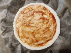 Пицца на кефире без дрожжей в духовке - шаг 6