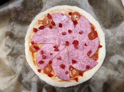 Пицца на кефире без дрожжей в духовке - шаг 7