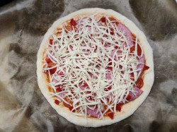 Пицца на кефире без дрожжей в духовке - шаг 8