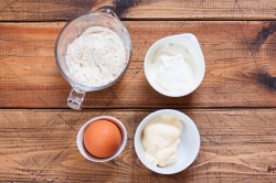 Пицца на сковороде за 10 минут на сметане и майонезе - шаг 1