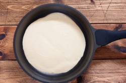 Пицца на сковороде за 10 минут на сметане и майонезе - шаг 5