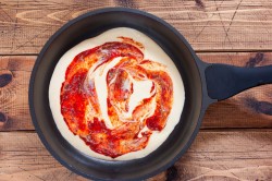 Пицца на сковороде за 10 минут на сметане и майонезе - шаг 6