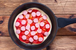 Пицца на сковороде за 10 минут на сметане и майонезе - шаг 7