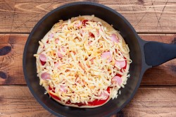 Пицца на сковороде за 10 минут на сметане и майонезе - шаг 8