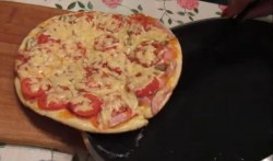 Пицца на сковороде за 10 минут с ветчиной и грибами