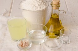 Пицца с красной рыбой семгой на дрожжевом тесте