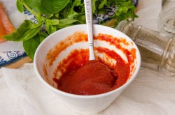 Пицца с красной рыбой семгой на дрожжевом тесте