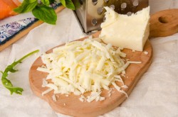 Пицца с красной рыбой семгой на дрожжевом тесте