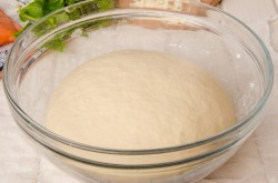 Пицца с красной рыбой семгой на дрожжевом тесте