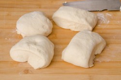 Пицца с красной рыбой семгой на дрожжевом тесте