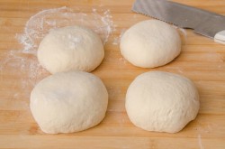 Пицца с красной рыбой семгой на дрожжевом тесте