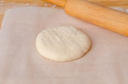 Пицца с красной рыбой семгой на дрожжевом тесте