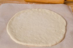 Пицца с красной рыбой семгой на дрожжевом тесте