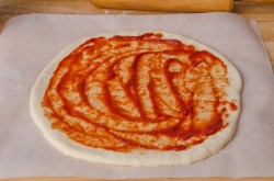 Пицца с красной рыбой семгой на дрожжевом тесте