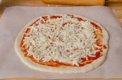 Пицца с красной рыбой семгой на дрожжевом тесте