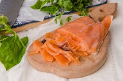 Пицца с красной рыбой семгой на дрожжевом тесте