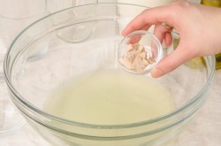 Пицца с красной рыбой семгой на дрожжевом тесте