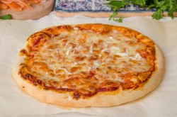 Пицца с красной рыбой семгой на дрожжевом тесте