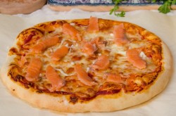 Пицца с красной рыбой семгой на дрожжевом тесте