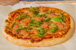 Пицца с красной рыбой семгой на дрожжевом тесте