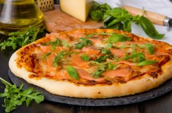 Пицца с красной рыбой семгой на дрожжевом тесте