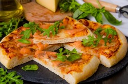 Пицца с красной рыбой семгой на дрожжевом тесте