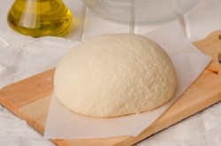 Пицца с красной рыбой семгой на дрожжевом тесте